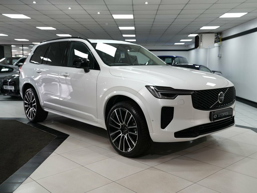 Volvo XC90 2L Ultra Dark White