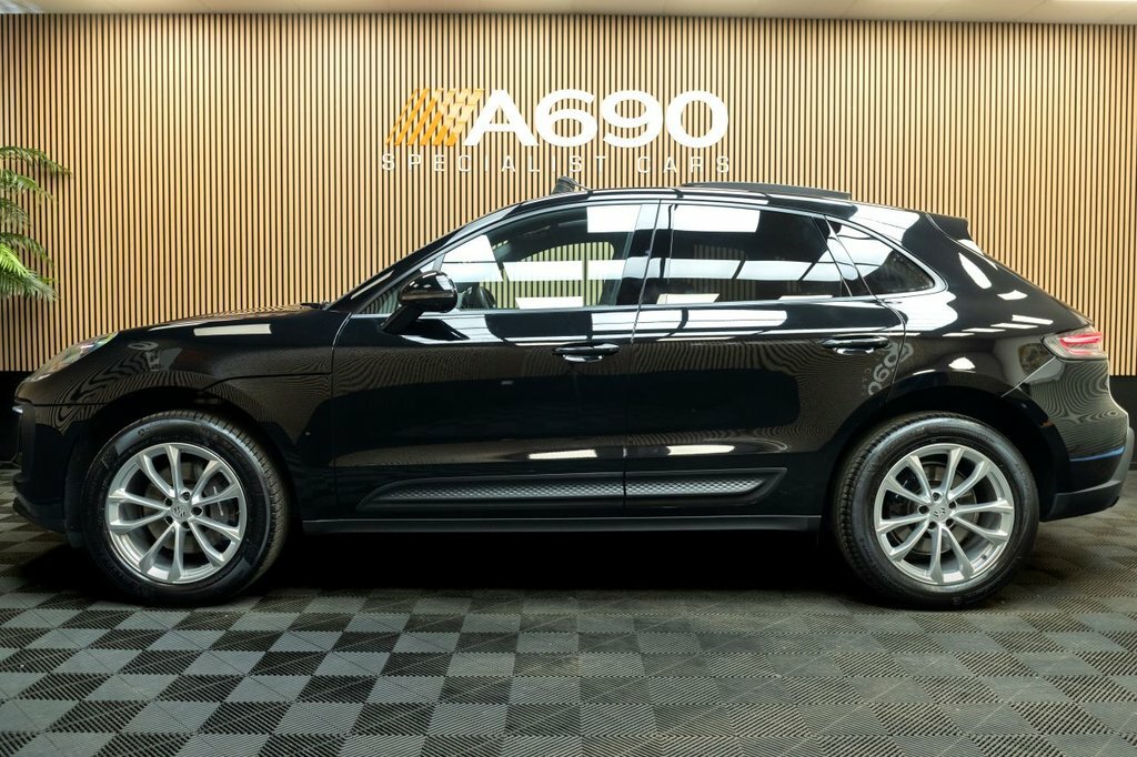 Porsche Macan 2L Null SA23ECC Black #4