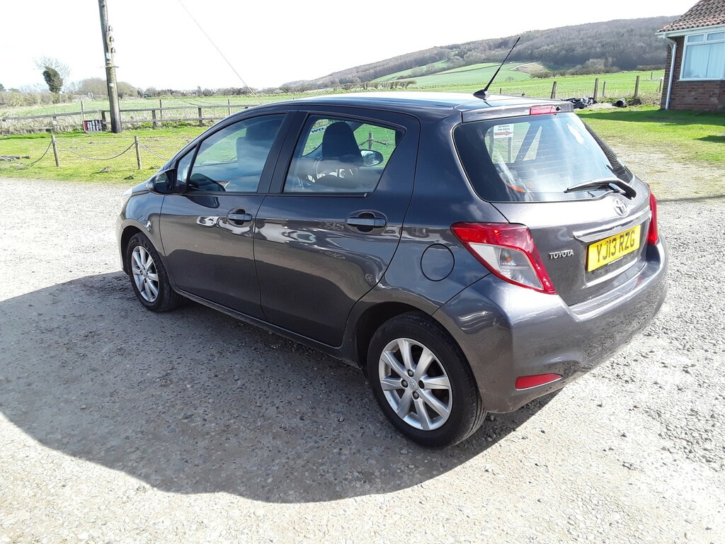 Toyota Yaris Hatchback 1.3 Dual Vvt-i Tr 2013 YJ13RZG Grey #5