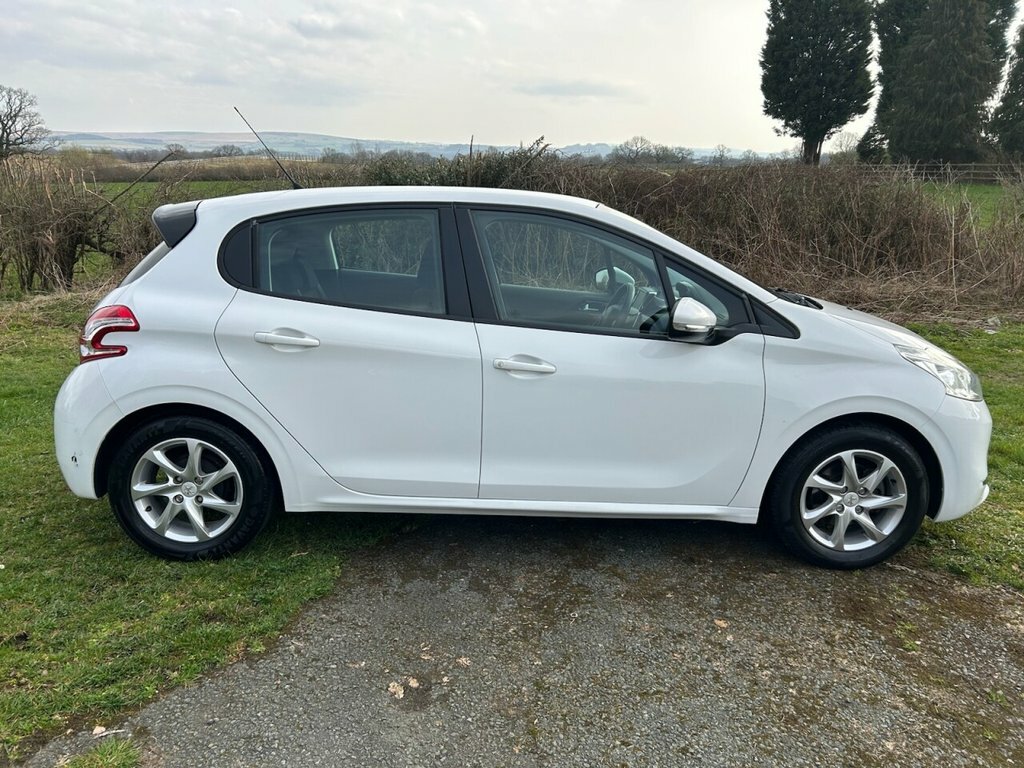 Peugeot 208 1.4L Active White