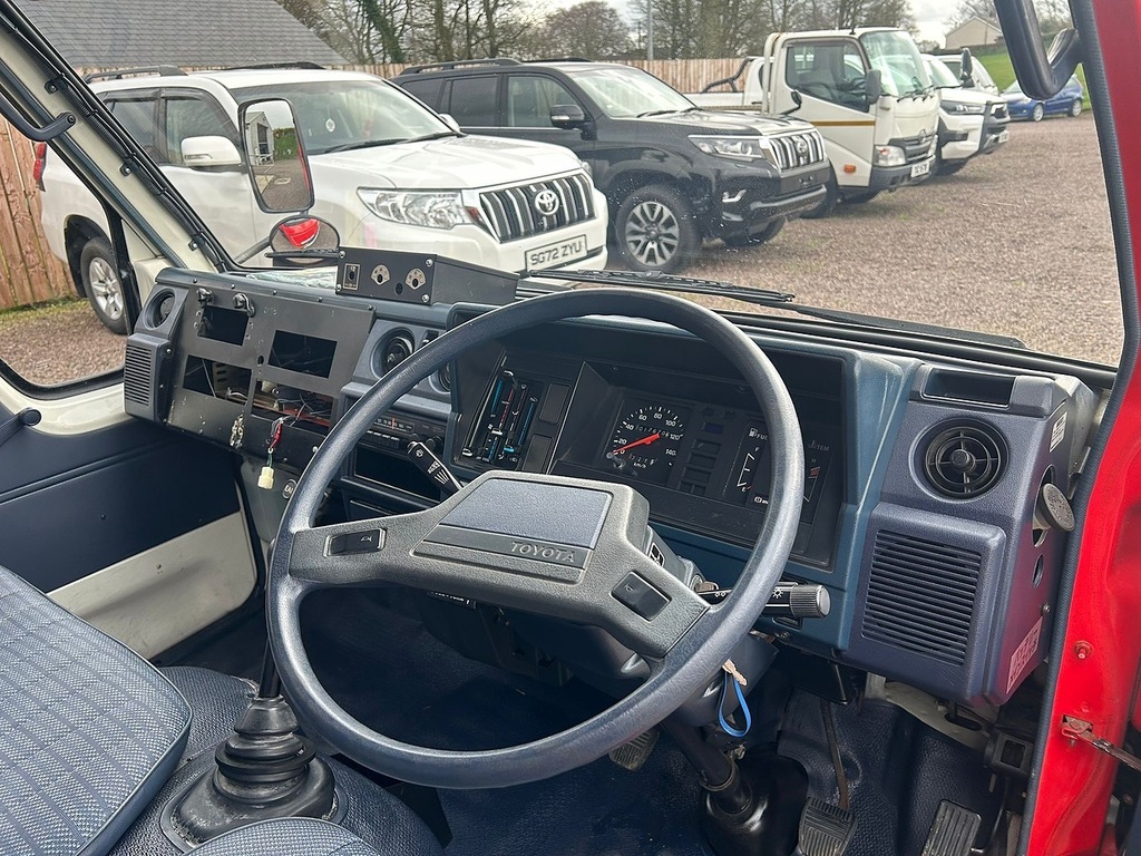Toyota HiAce Mpv #13