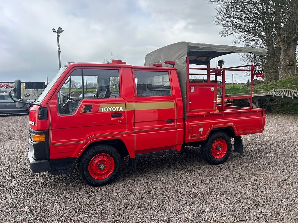 Toyota HiAce 1.6 U867 Red #5