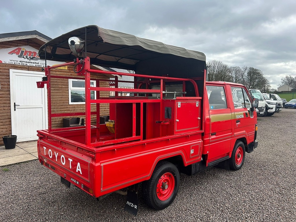 Toyota HiAce 1.6 U867 Red #6