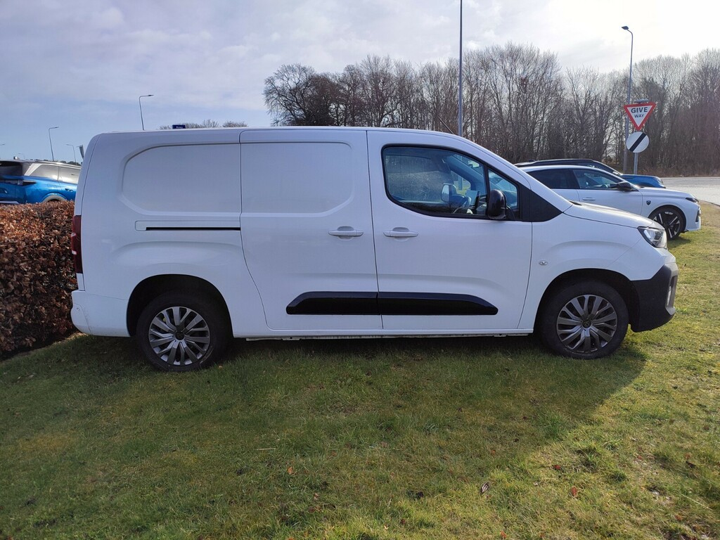 Peugeot Partner 1.5 Bluehdi 100 Asphalt Van KO24VHG White #6