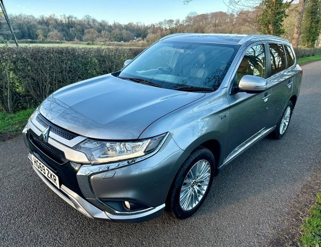 Mitsubishi Outlander 2.4H Twinmotor 13.8Kwh Dynamic Suv Plug HG69ZKR Black #2