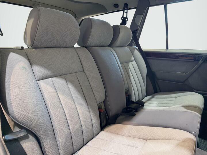 Mercedes-Benz E Class E220 2dr Auto Silver #10