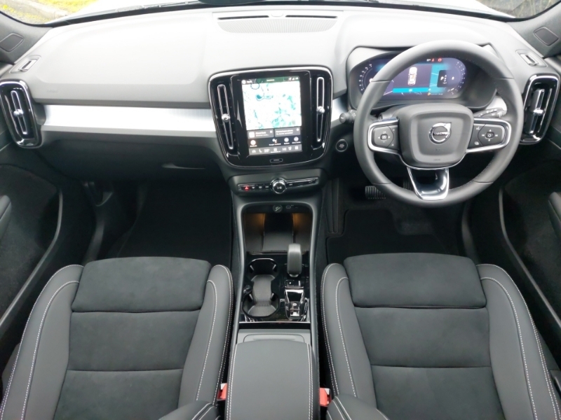 Volvo XC40 2.0 B3p Plus Black Edition White #3