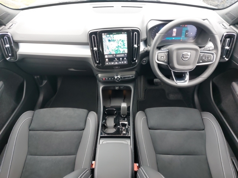 Volvo XC40 2.0 B3p Plus Black Edition White #3