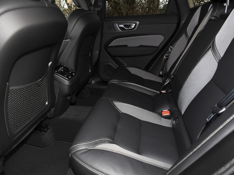 Volvo XC60 2.0 B5p Plus Black Edition Awd Geartronic White #6