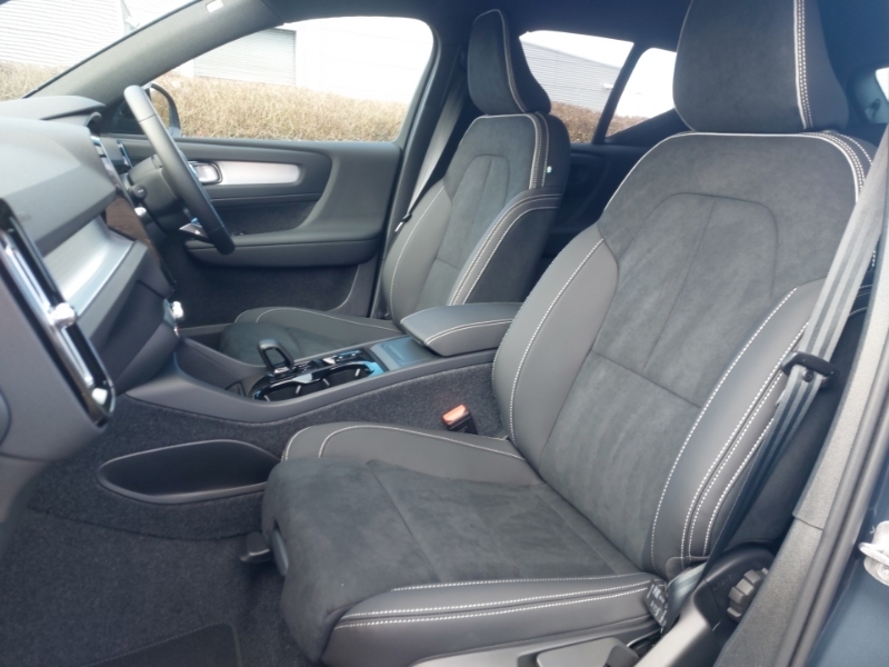 Volvo XC40 2.0 B3p Plus Pro Black Edition SM75EHX Blue #5