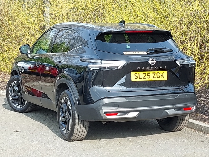 Nissan Qashqai 1.3 Dig-t Mh 158 N-connecta Xtronic SL25ZGK Black #2