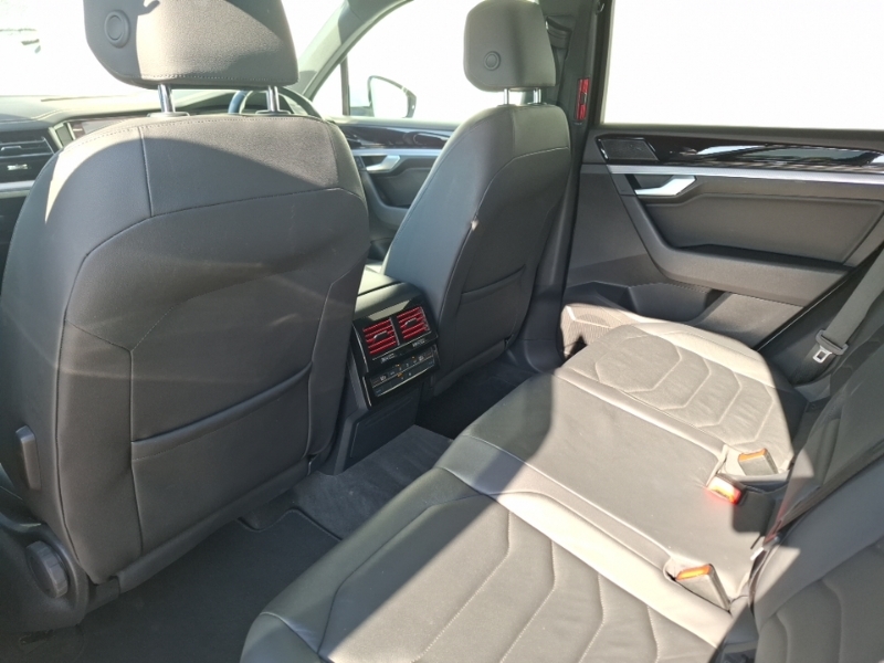Volkswagen Touareg 3.0 V6 Tdi 4Motion R-line Tip White #6