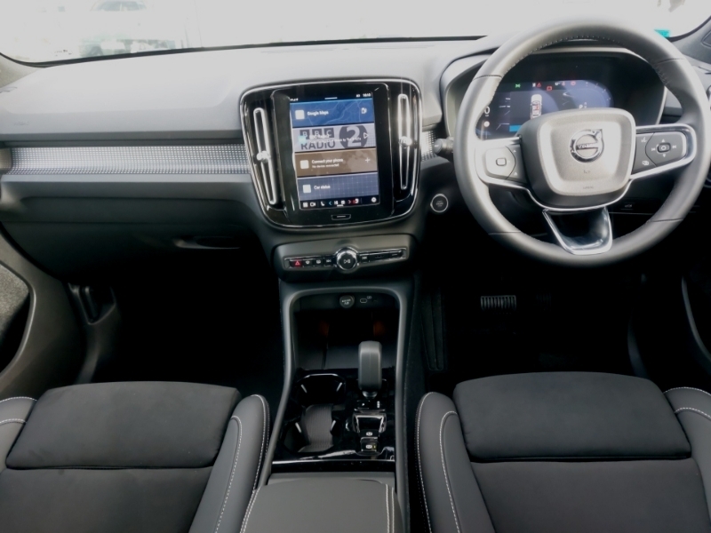 Volvo XC40 2.0 B4p Plus Dark SL75RYA White #3