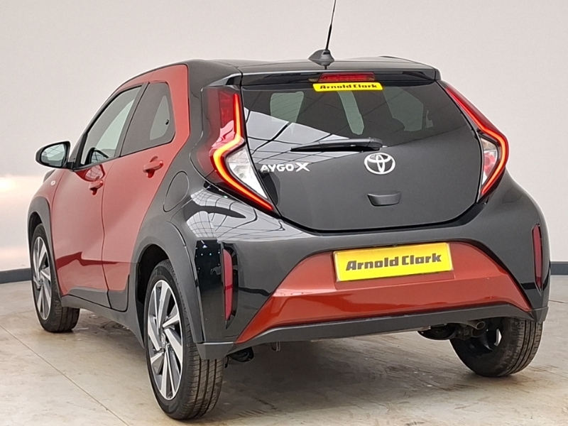 Toyota Aygo X 1.0 Vvt-i Edge LS23RMU Red #2