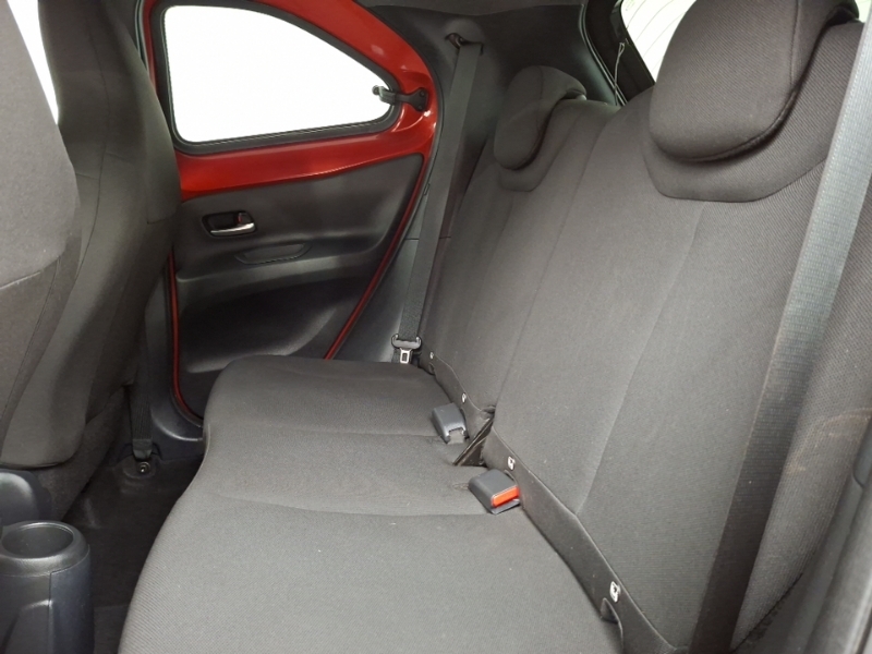Toyota Aygo X 1.0 Vvt-i Edge LS23RMU Red #6