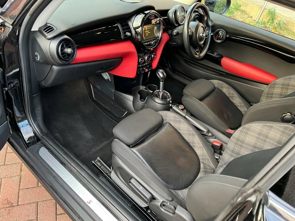 Mini Hatch 2.0 Cooper S Euro 6 Ss YE16LXO Black #2