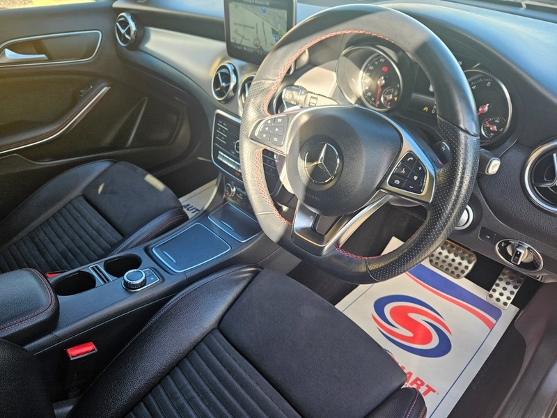Mercedes-Benz C Class 1.6 Gla200 Amg Line Black #4