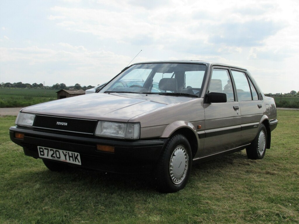 Toyota Corolla 1.3 Gl Saloon Beige #2
