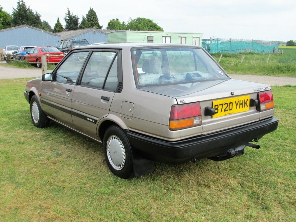 Toyota Corolla 1.3 Gl Saloon Beige #3