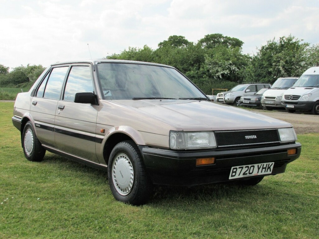 Toyota Corolla 1.3 Gl Saloon Beige