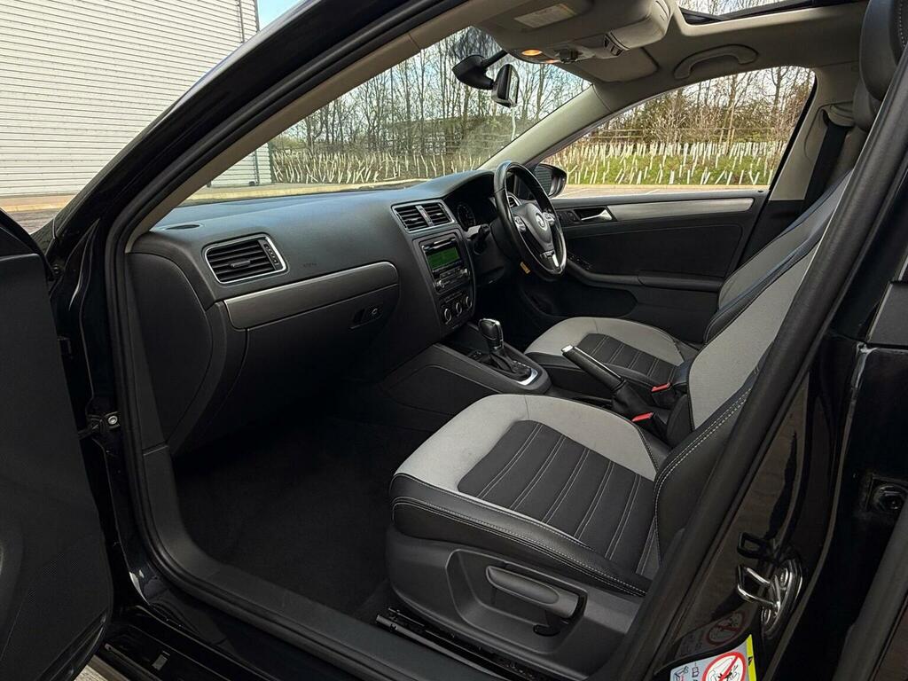 Volkswagen Jetta Saloon 2.0 Tdi Se 2011 Grey #76