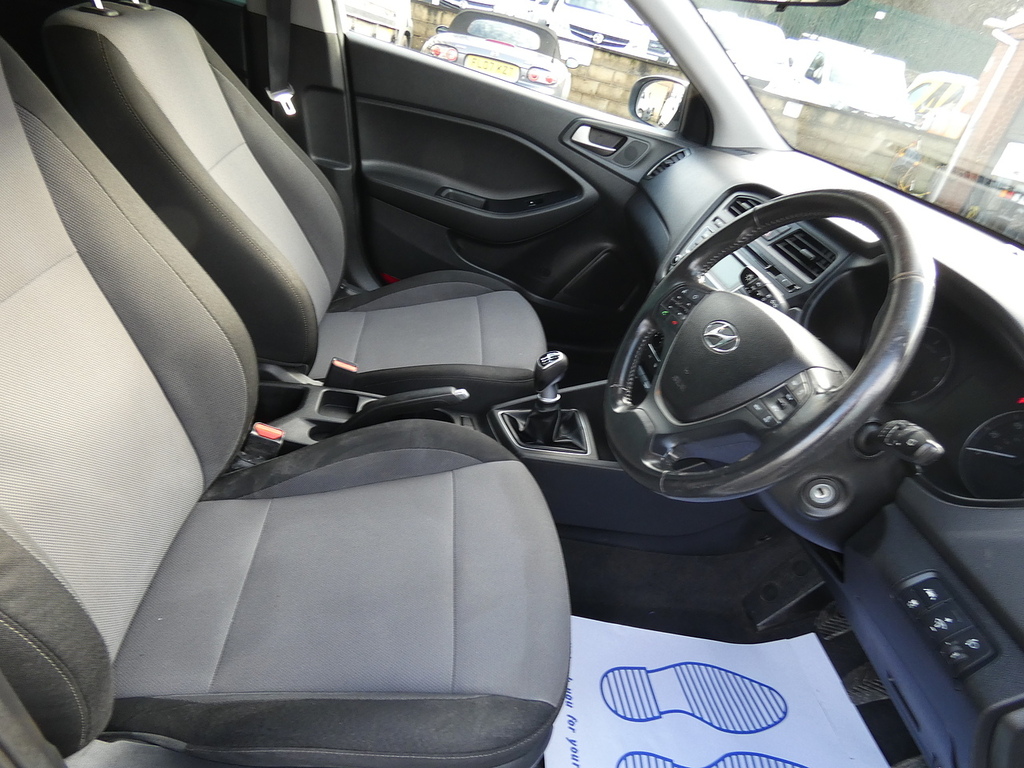 Hyundai I20 1.4Crdi Se Hatch Stunning Car U4020 White #2