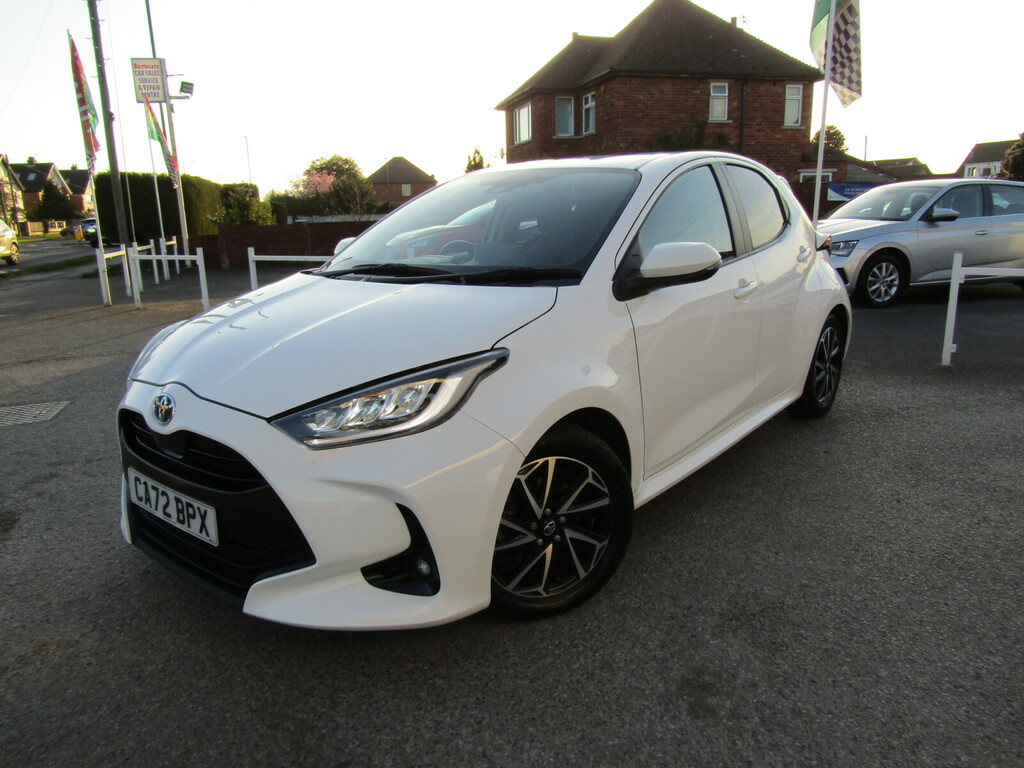Toyota Yaris 1.5 Vvt-h Design E-cvt Euro 6 S S CA72BPX White #3