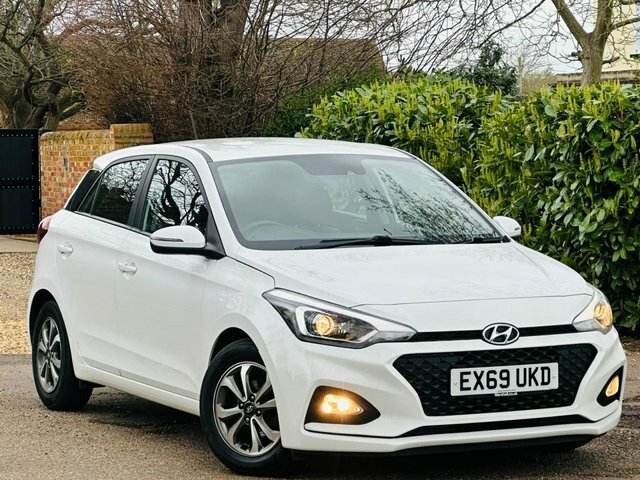 Hyundai I20 1.2 Se Launch Edition Hatchback EX69UKD White #2