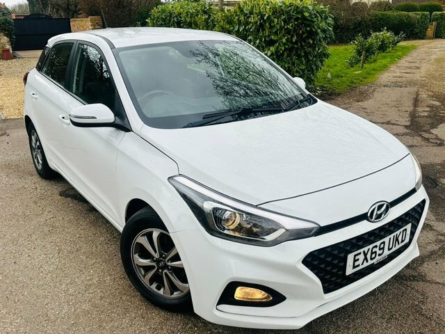Hyundai I20 1.2 Se Launch Edition Hatchback EX69UKD White #3
