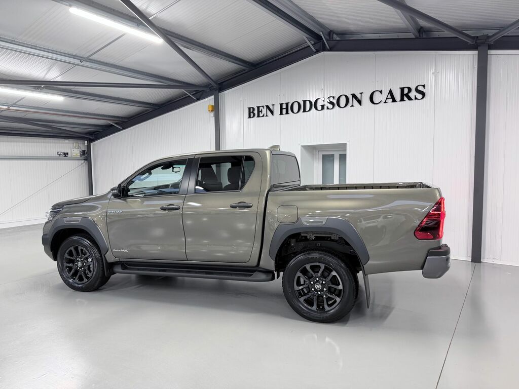 Toyota HILUX 2.8 D-4d-h Invincible X Brown #4