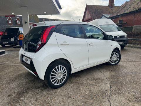 Toyota Aygo 1.0 Vvt-i X-play GV70BUE White #2