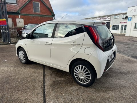 Toyota Aygo 1.0 Vvt-i X-play GV70BUE White #6
