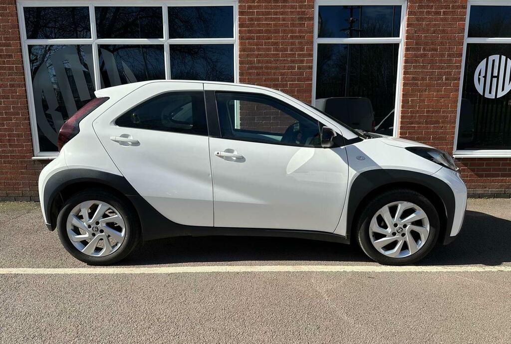 Toyota Aygo X 1.0 Vvt-i Pure Euro 6 Ss L072XMK White #2