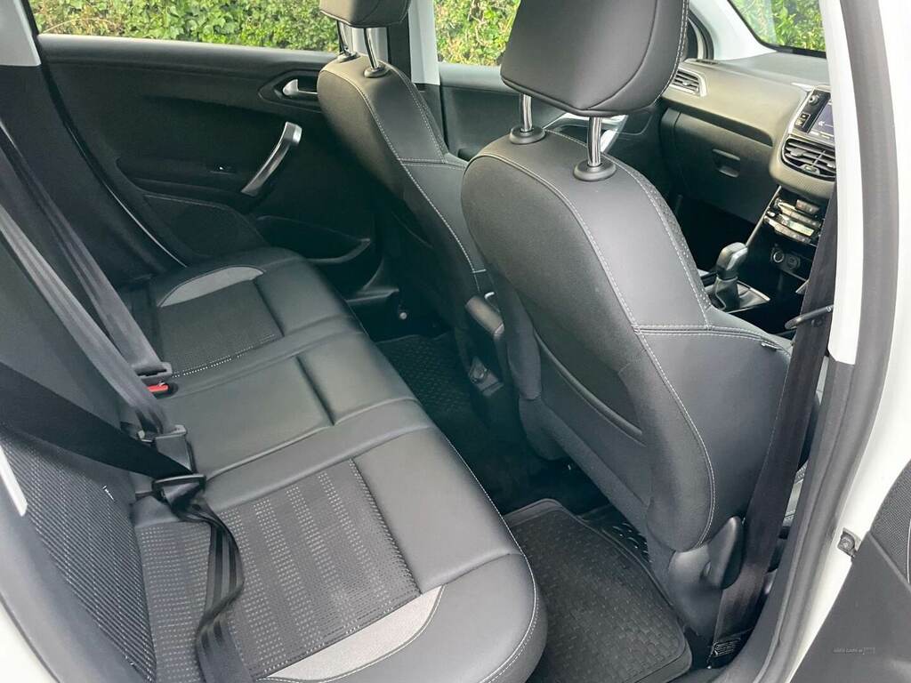 Peugeot 2008 1.5 Bluehdi 100 Allure 5 Speed White #3