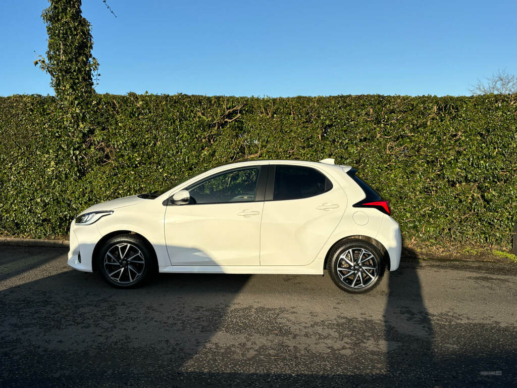 Toyota Yaris 1.5 Hybrid Design Cvt TRZ3234 White #2