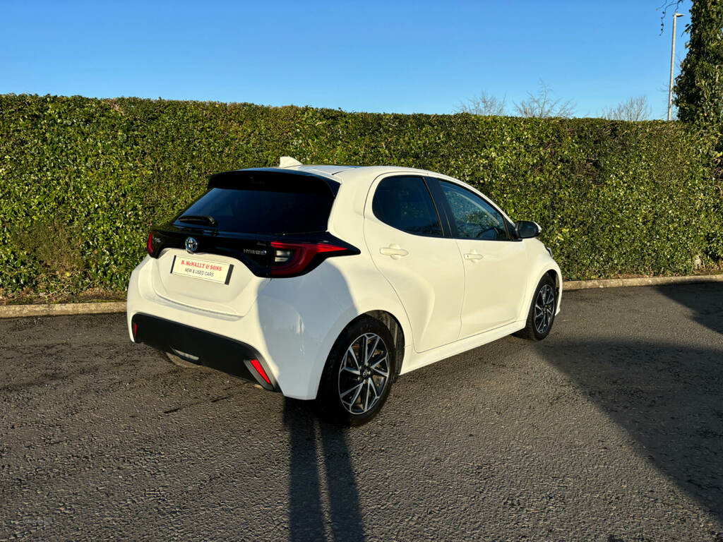 Toyota Yaris 1.5 Hybrid Design Cvt TRZ3234 White #3