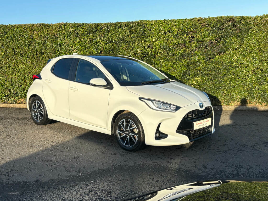 Toyota Yaris 1.5 Hybrid Design Cvt White