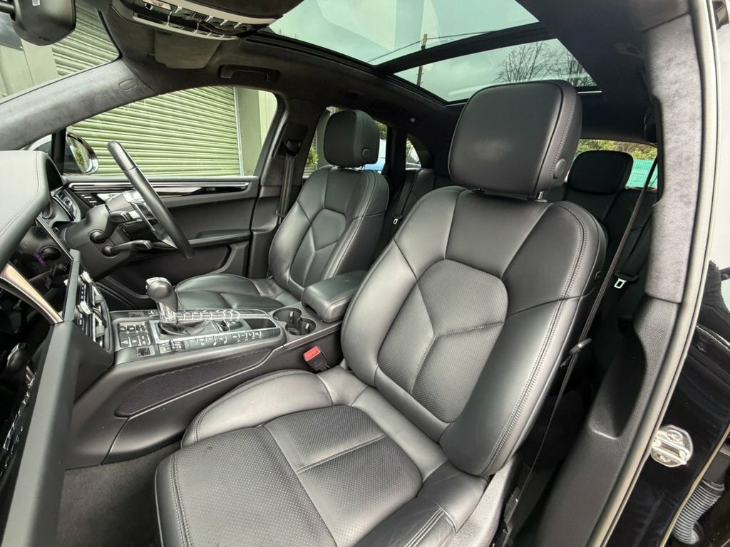 Porsche Macan 2.9L Turbo Black