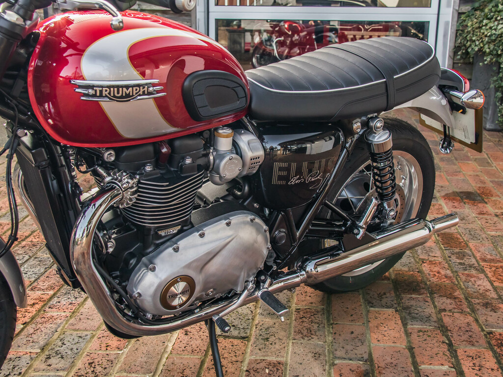 Triumph Manual RK74UBP Red