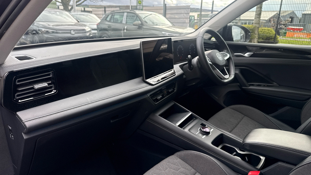 Volkswagen Tiguan Life LP74OAH Black #2