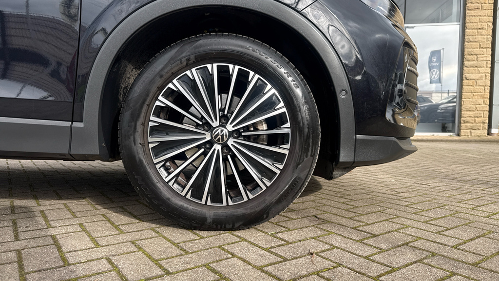 Volkswagen Tiguan Life LP74OAH Black #5