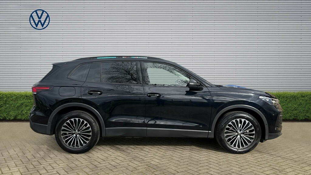Volkswagen Tiguan Life LP74OAH Black #4