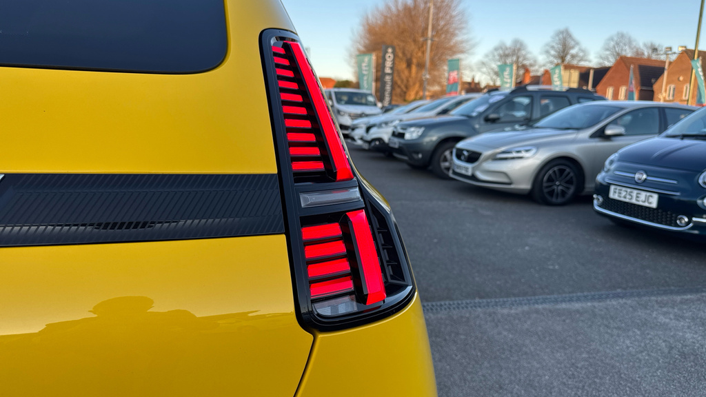Renault 5 Techno Black #29