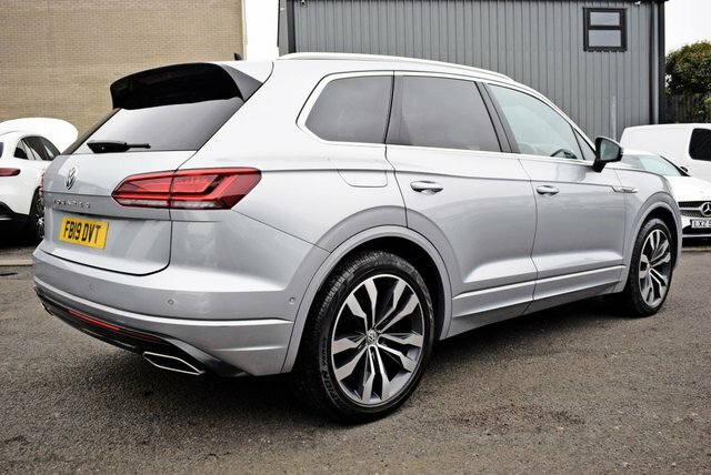 Volkswagen Touareg 3.0 Tdi V6 R-line Suv Tiptronic 4Motion FB19DVT Silver #3