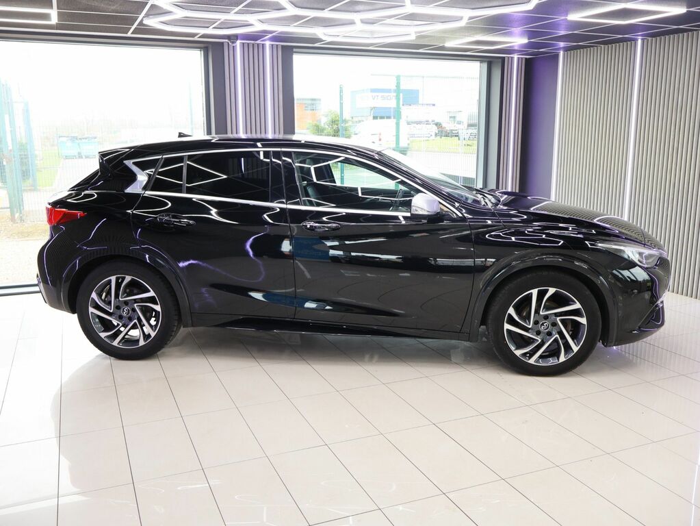 Infiniti Q30 2017 1.5D City Black Edition Hatchback OY17NME Black #2
