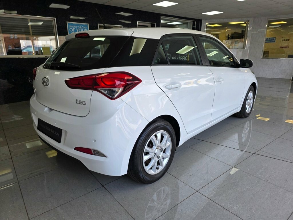 Hyundai I20 1.2L Se White #2