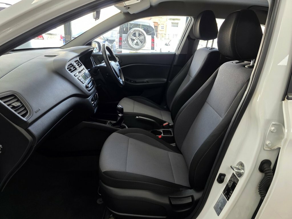 Hyundai I20 1.2L Se White #5