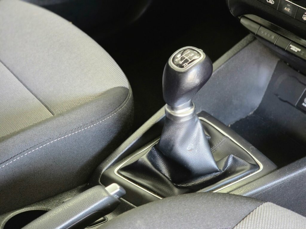 Hyundai I20 1.2L Se White #6