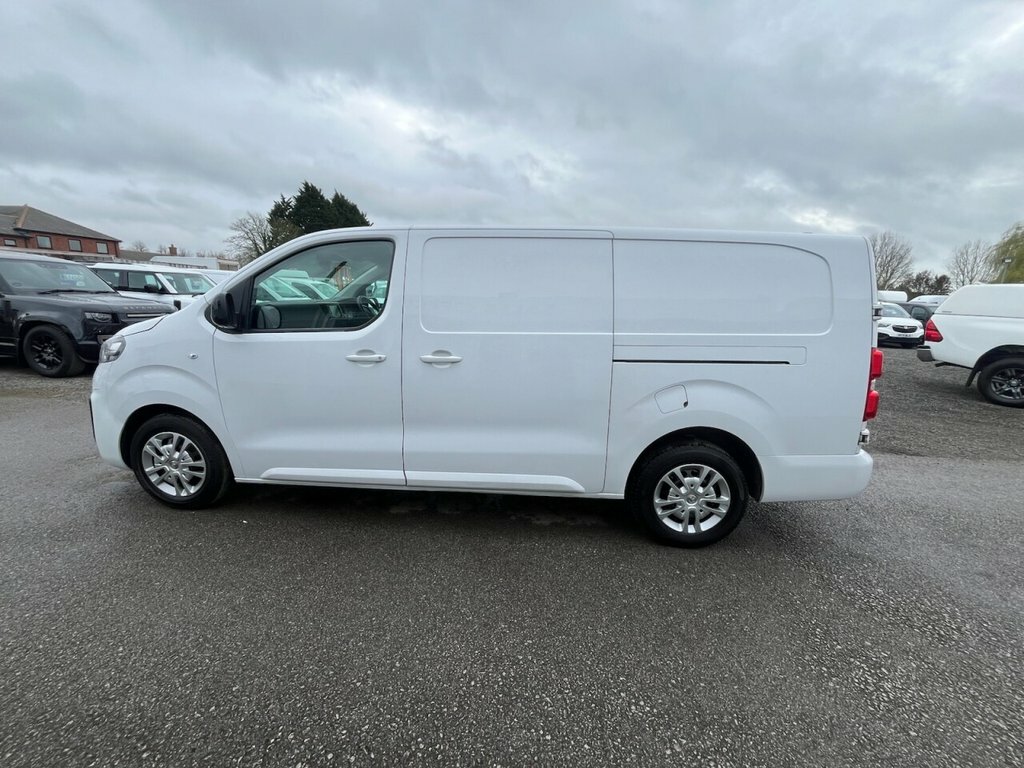 Vauxhall Vivaro 1.5L Sportive 6Dr DY72OKU White #2