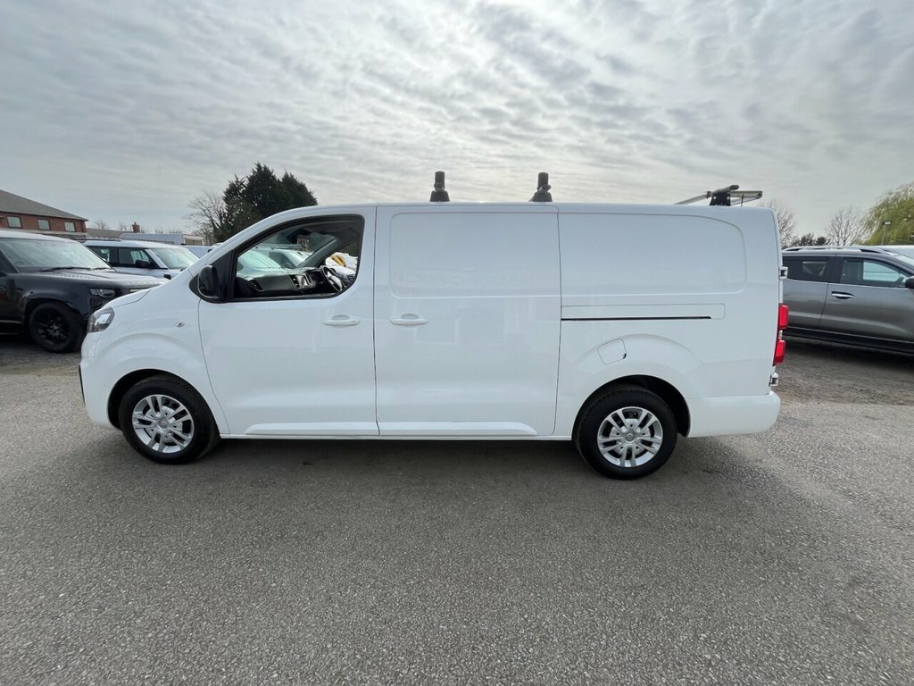 Vauxhall Vivaro 2L Sportive DN71WFB White #2